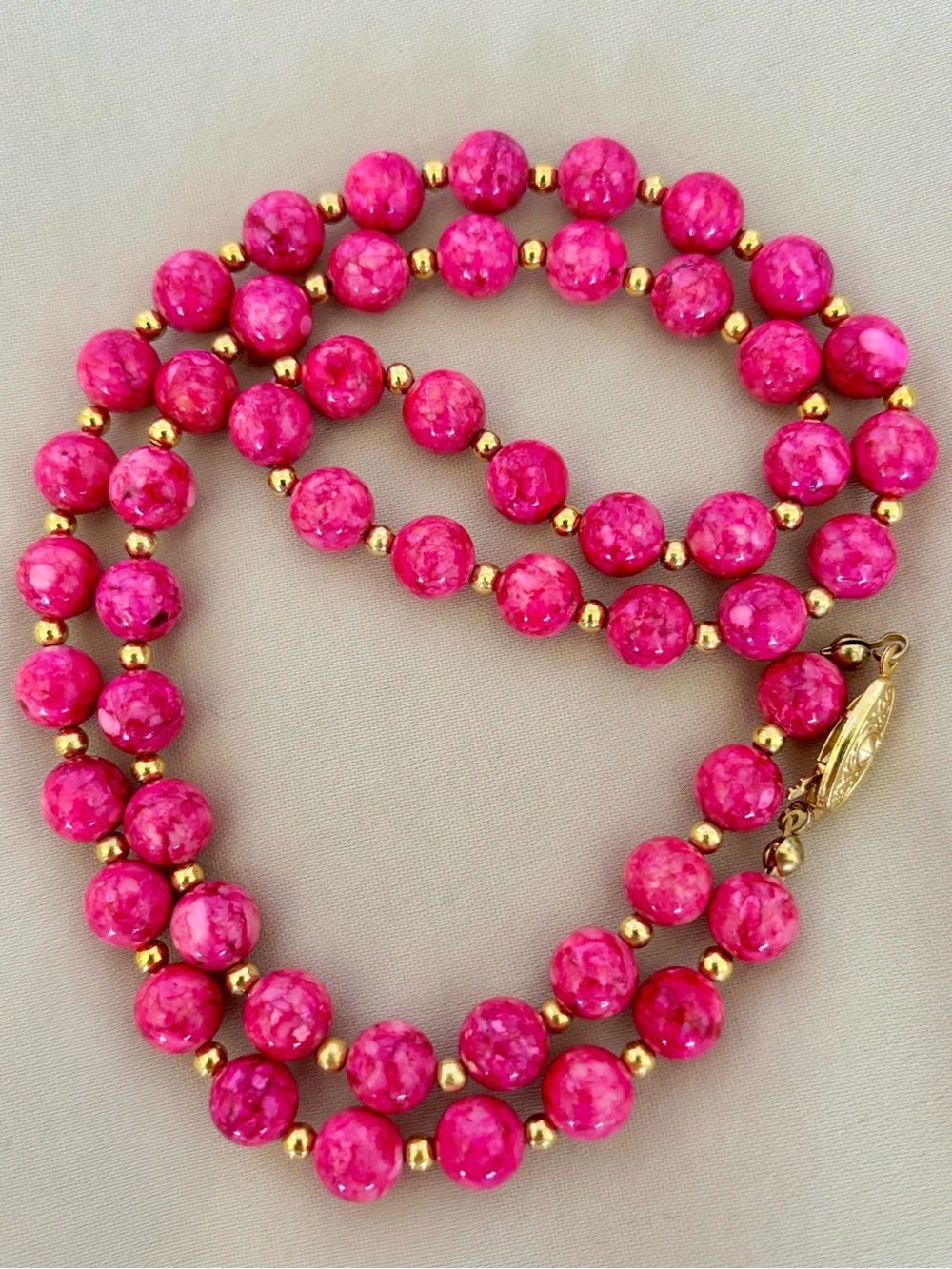 80s Vintage Hot Pink Mottled Stone Beaded Strand Necklace